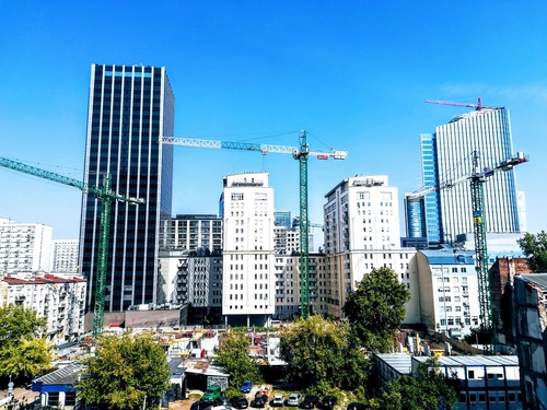 Jak zagospodarowane są dachy w najwyższych budynkach w Polsce