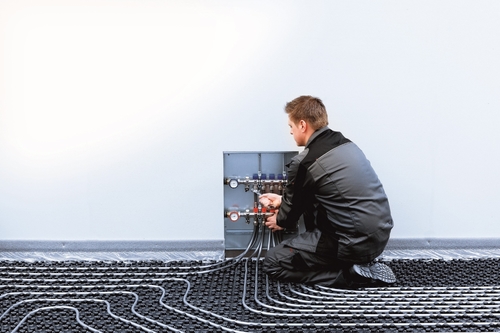 Jak prawidłowo korzystać z ogrzewania podłogowego? Najważniejsze zasady dla użytkowników