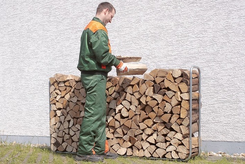 Już najwyższa pora przygotować drewno do kominka - radzimy jak to sprawnie przeprowadzić