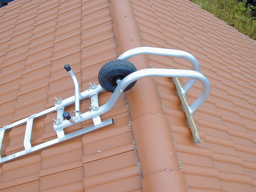 Drabina na dach, która zapewni bezpieczeństwo pracy dekarzom i kominiarzom