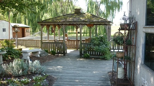 Drewniane altany ogrodowe przydatne w każdym ogrodzie