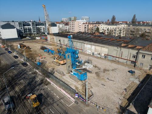 Historyczna zajezdnia na Jeżycach przechodzi metamorfozę. Powstaną mieszkania i przestrzeń publiczna