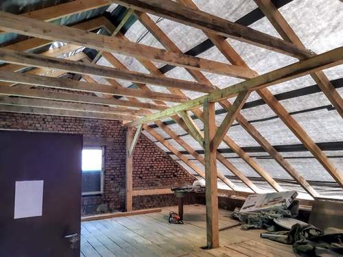 Budowa dachu - jak zabezpieczyć konstrukcję dachu podczas przerwy wymuszonej warunkami pogodowymi?