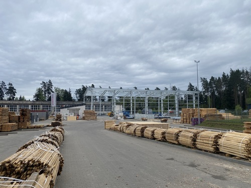 Jak się buduje hale dla zakładów przetwórstwa drzewnego?