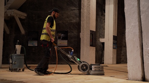 Renowacja parkietów w Kopalni Soli „Wieliczka” innowacyjną technologią UV