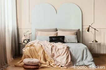 Jak oryginalnie zaaranżować ścianę za łóżkiem w sypialni?