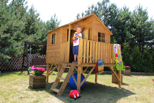 Drewniane domki możemy umieścić w ogrodach, na działkach i placach zabaw