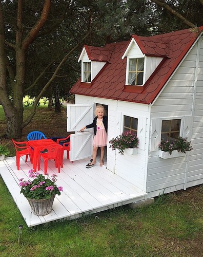 Drewniane domki o wielkości umożliwiającej dziecku wygodne stanie czy siedzenie, z oddzielnymi wnętrzami i zakamarkami