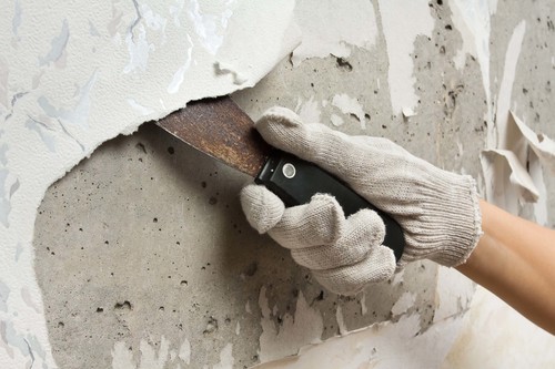 Jak w prosty sposób usunąć uszkodzenia ściany przed malowaniem
