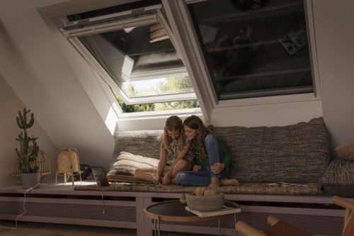 Nowy produkt do okien dachowych - solarna markiza zaciemniająca