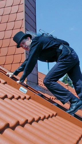 Drabina na dach, która zapewni bezpieczeństwo pracy dekarzom i kominiarzom Drabina na dach, która zapewni bezpieczeństwo pracy dekarzom i kominiarzom