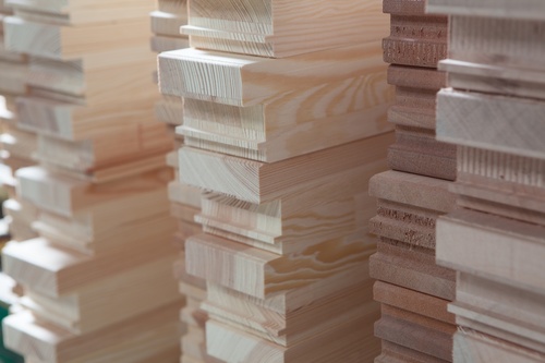 Przy wyborze producenta drewnianych okien należy zwrócić uwagę na bardzo ważny aspekt, którym jest sprawdzone źródło dostaw tarcicy