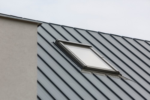 Dlaczego warto zamontować wysokiej klasy okna dachowe?