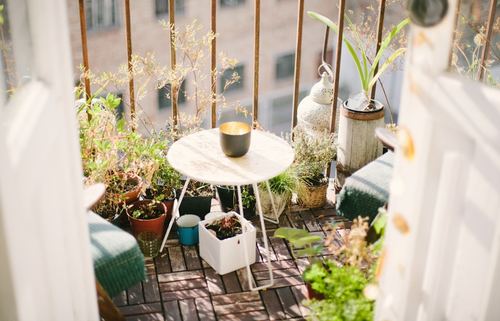 Jak urządzić balkon, by stał się Twoją prywatną oazą spokoju? Poznaj nasze pomysły!