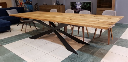 Drewniany stół z naturalnym rysunkiem usłojenia - zawsze będzie meblem niepowtarzalnym