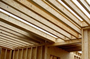 Coraz popularniejsze w Polsce stają się domy o konstrukcji drewnianej, budowane w systemie skrzynkowo-ramowym. 