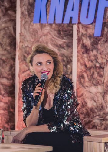 Konferencję rozpoczął występ Reni Jusis.
