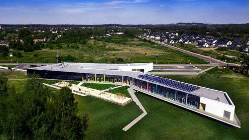 Architektura, kt&oacute;ra słucha natury: &bdquo;Ptasie Radio&rdquo; jako przedszkole zanurzone w krajobrazie