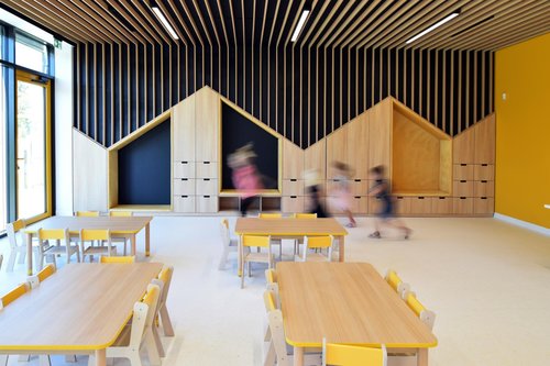 Architektura, kt&oacute;ra słucha natury: &bdquo;Ptasie Radio&rdquo; jako przedszkole zanurzone w krajobrazie