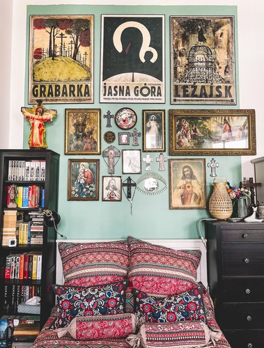 Kontrolowany eklektyzm. Jak okiełznać bogactwo pamiątek i stworzyć spójną przestrzeń