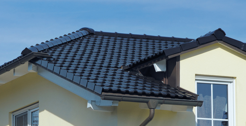  Dużym ułatwieniem podczas prac dekarskich jest nie tylko duży format dachówki, ale również możliwość sztaplowania - układania na powierzchni dachu stosu z 8 dachówek