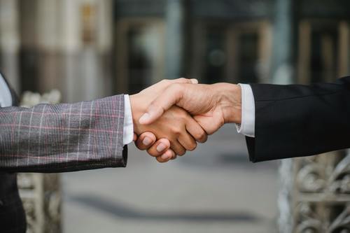 Jak bezpiecznie zawierać umowy inwestycyjne?