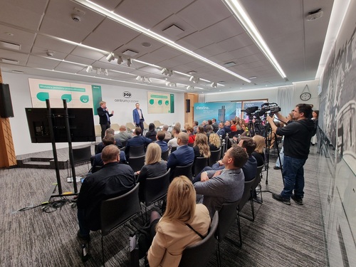 Efektywność kontra przeciążenie. Dlaczego technologia jednocześnie pomaga i szkodzi pracownikom