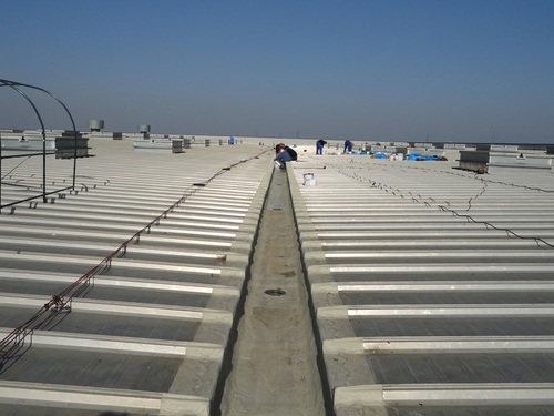 Uszczelniane rynien na dachu rąbkowym w budynkach przemysłowych