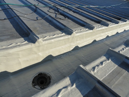 Uszczelniane rynien na dachu rąbkowym w budynkach przemysłowych