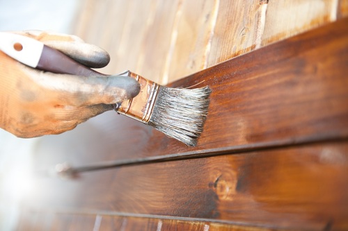 Czym najlepiej malować drewno - przedstawiamy sprawdzone metody