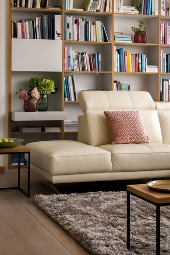 Jak połączyć stolik kawowy z sofą, aby współgrały stylistycznie?
