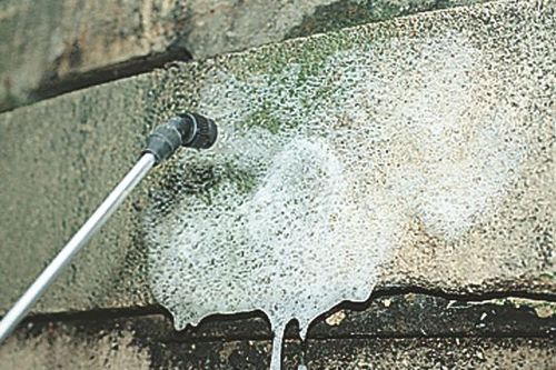 mycie elewacji agregatem ciśnieniowym ze środkiem czyszczącym