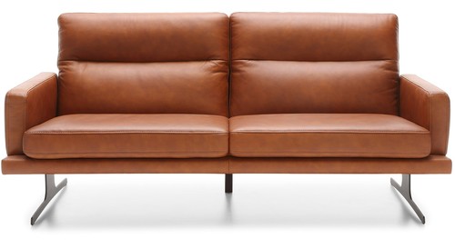 Skórzana sofa w salonie  pasuje do wnętrz urządzonych w każdym stylu Skórzana sofa w salonie pasuje do wnętrz urządzonych w każdym stylu