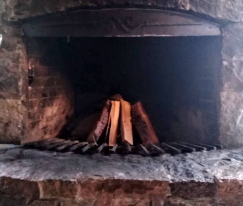 Już latem warto pomyśleć o drewnie do kominka i je dobrze sezonować