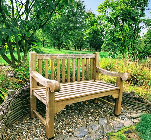 Jak urządzić letnią strefę wypoczynku w ogrodzie?