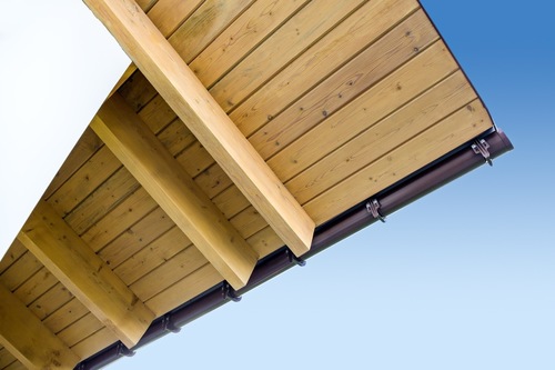 Dlaczego do konstrukcji dachu drewno suszone komorowo (KD) jest dużo lepszym wyborem niż mokra tarcica (AD)?