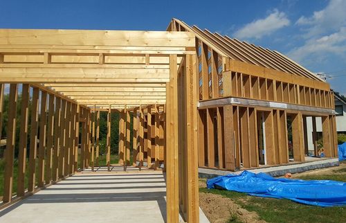 Czy dom wybudowany w konstrukcji drewnianej będzie solidny?