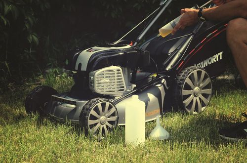 jak dbać o kosiarkę spalinową, aby służyła cały sezon bez szwanku