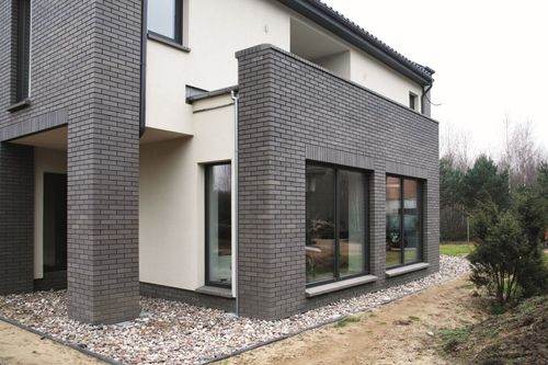 szara cegła klinkierowa w modernistycznej aranżacji