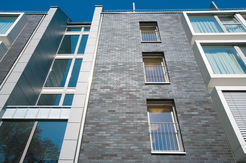 szara cegła klinkierowa w modernistycznej aranżacji