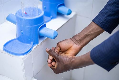 Marka Grohe wspiera kampanię „Make a Splash!” w ramach której dostarczane są rozwiązania wodno-sanitarne dla Nigerii i Indonezji