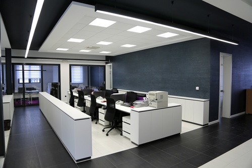 System oświetleniowy do hal przemysłowych i biur, który sprzyja wydajności pracy