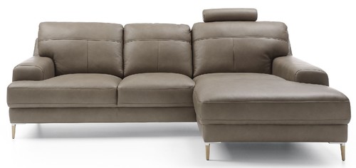 Skórzana sofa w salonie  pasuje do wnętrz urządzonych w każdym stylu Skórzana sofa w salonie pasuje do wnętrz urządzonych w każdym stylu