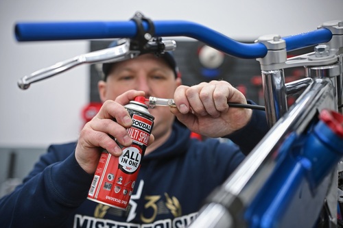 Precyzyjna konserwacja w sprayu — aerozole techniczne dla profesjonalistów i użytkowników indywidualnych