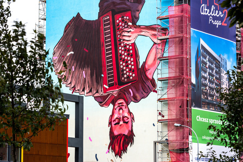 artystyczny mural powstał na warszawskiej Pradze