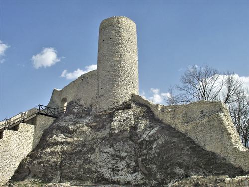Renowacje kamiennych murów zamku królewskiego w Kazimierzu Dolnym