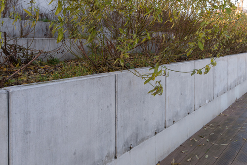 Jak naprawić stare, betonowe ogrodzenie i betonowe elementy w ogrodzie?
