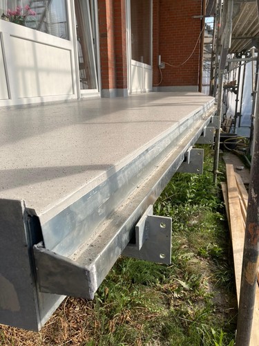 Nieszczelne balkony zaczynają się w detalach. 5 newralgicznych miejsc, kt&oacute;re najczęściej zawodzą