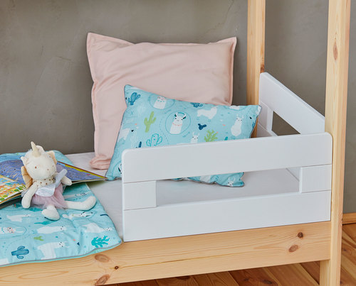 łóżeczko dla dziecka w formie domku 