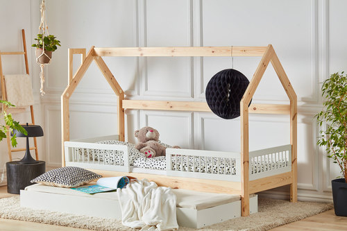 łóżeczko dla dziecka w formie domku 